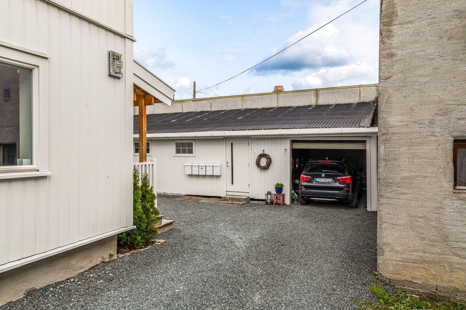 Uthus med en garasjeplass og 6 boder. Galleribilde