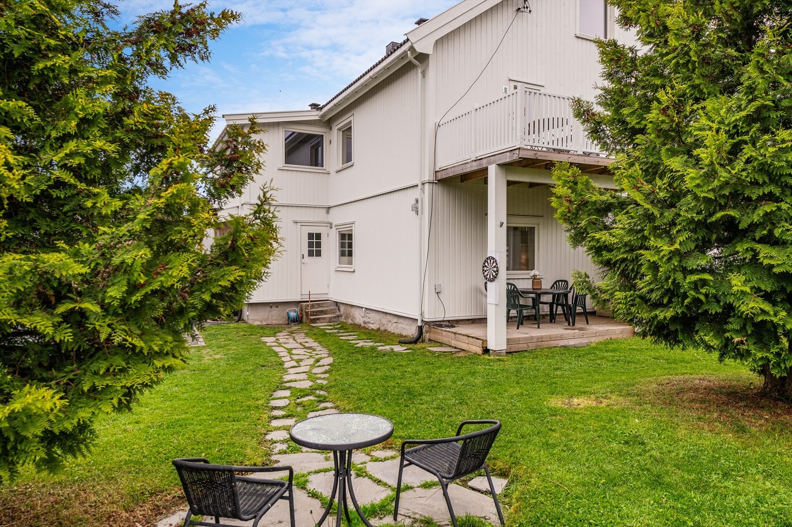 Eiendommen kan også benyttes til egen bolig og med utleie av tre leiligheter som gir gode leieinntekter Galleribilde