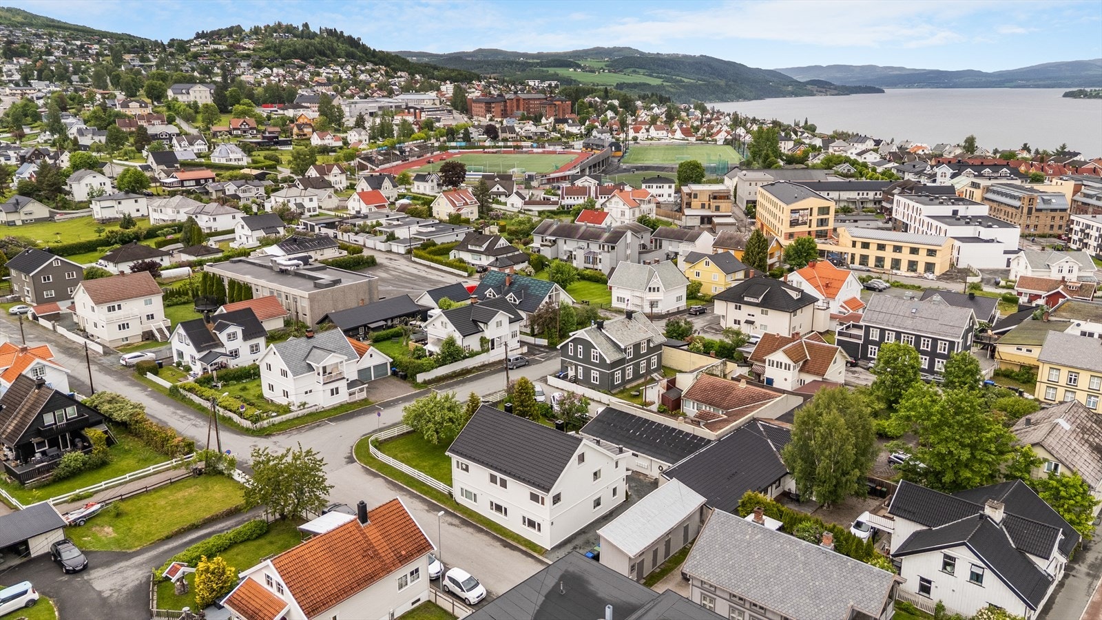 Dronefoto 1 oversikt fra området rundt eiendommen - Gjøvik stadion og Gjøvik sykehus Galleribilde