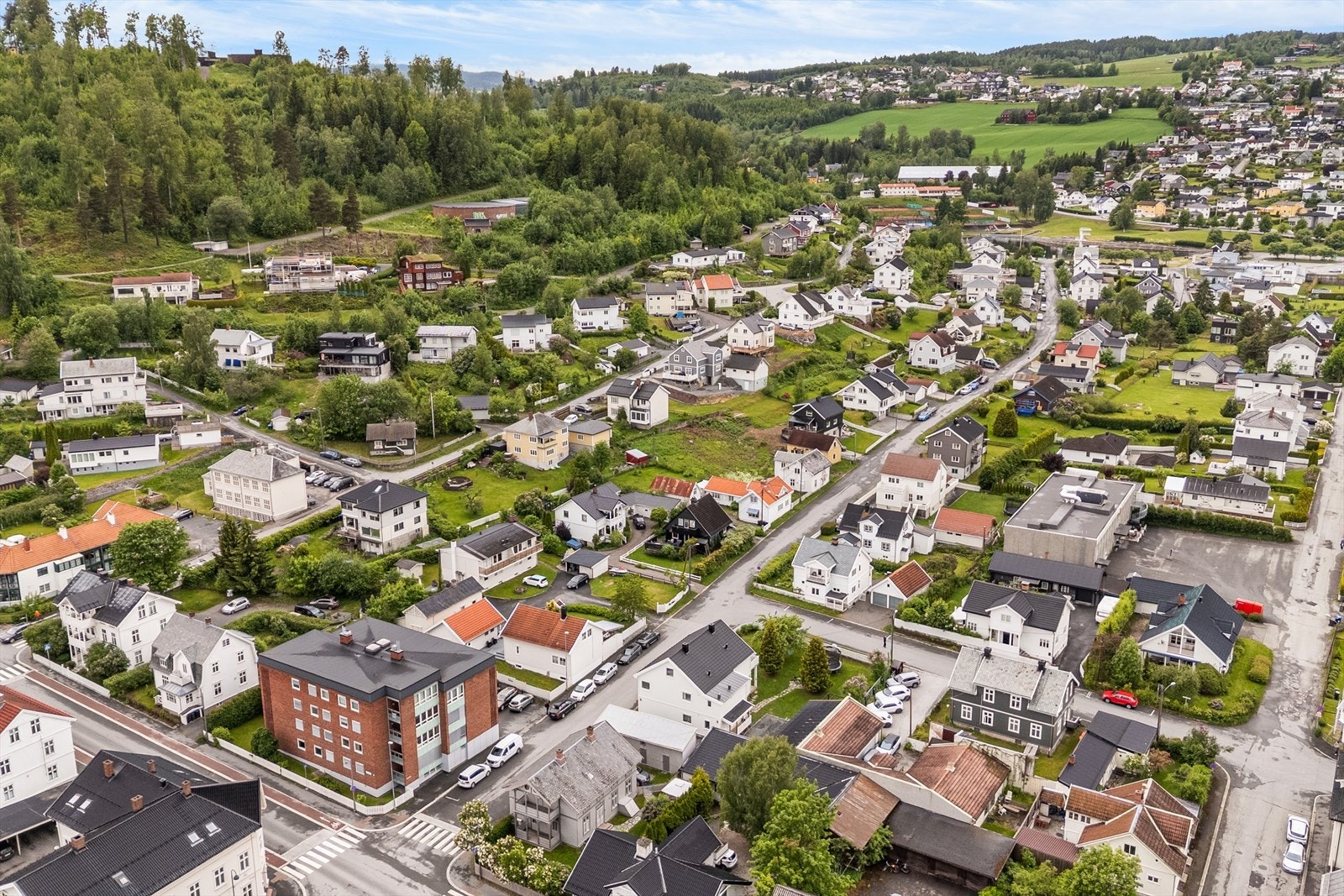 Dronefoto 7 oversikt fra området rundt eiendommen - Sett mot Fastland friluftsbad Galleribilde