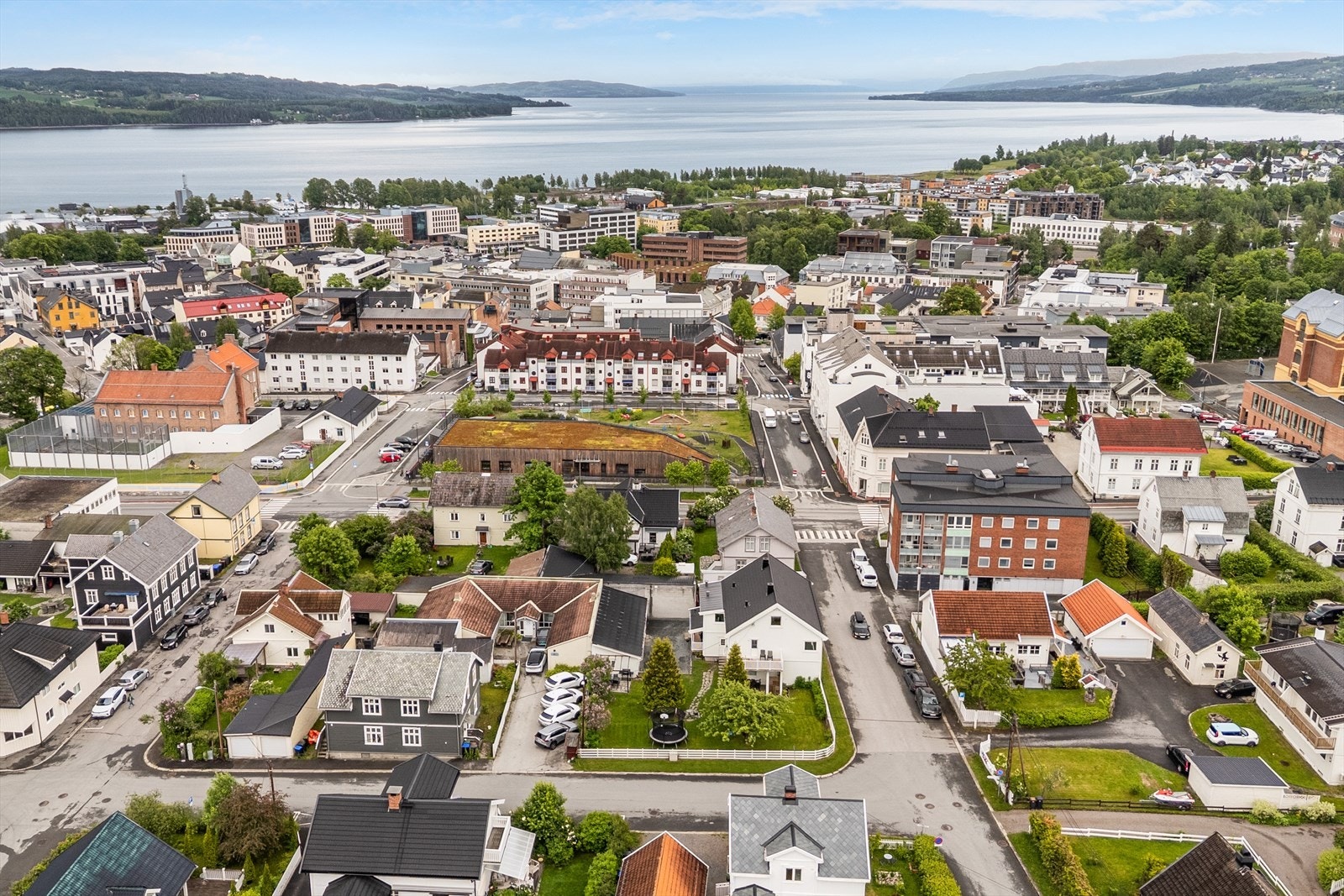 Dronefoto 4 oversikt fra området rundt eiendommen - Barnehage i nabogaten - Hyggelig gågate rett på nedsiden, retning Mjøsa Galleribilde