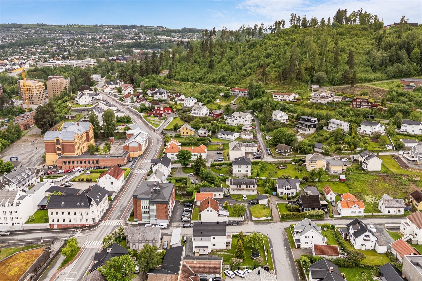 Dronefoto 6 oversikt fra området rundt eiendommen - Hovdetoppen rett bak eiendommen Galleribilde
