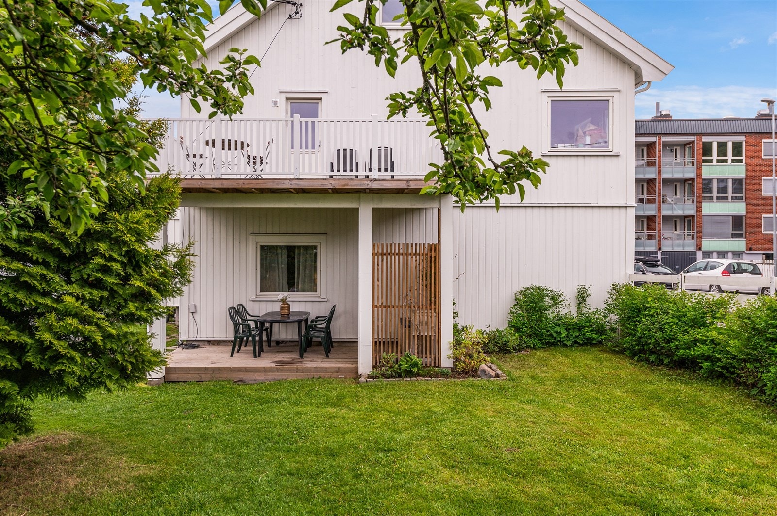 Fine terrasser og koselig beplantet tomt Galleribilde