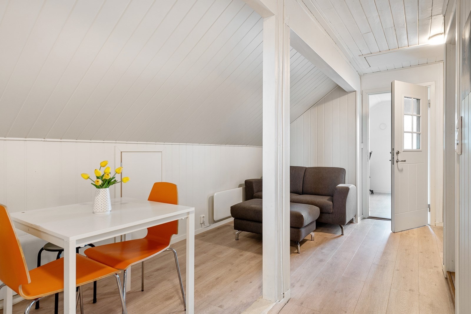 Loftetasje, kombinert gang/stue, to soverom, hybelkjøkken og bad samt bod. Galleribilde