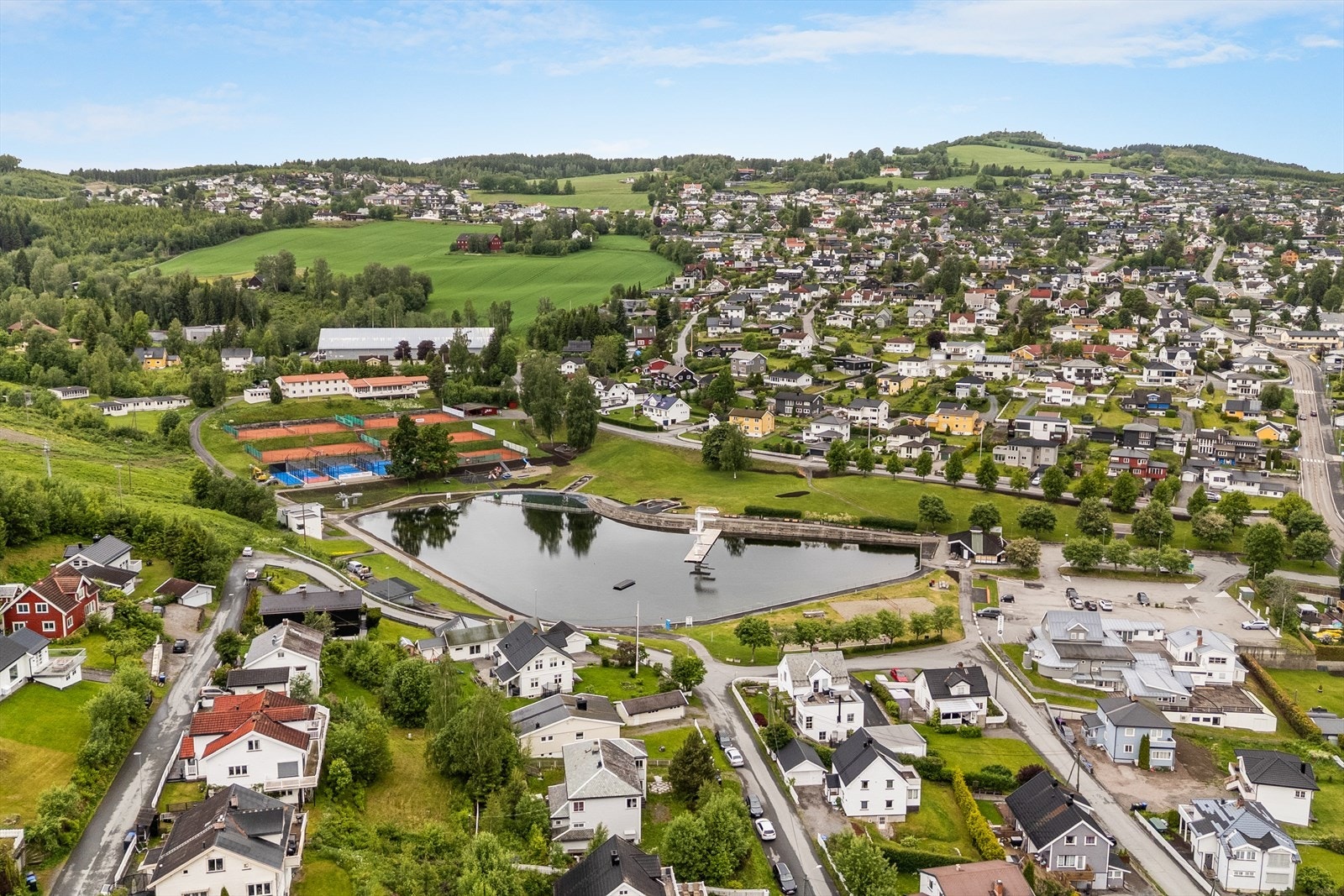 Fastland friluftsbad i umiddelbar nærhet med tennisbaner og Hovdebakken - Flotte turområder, Bergstoppen, etc Galleribilde