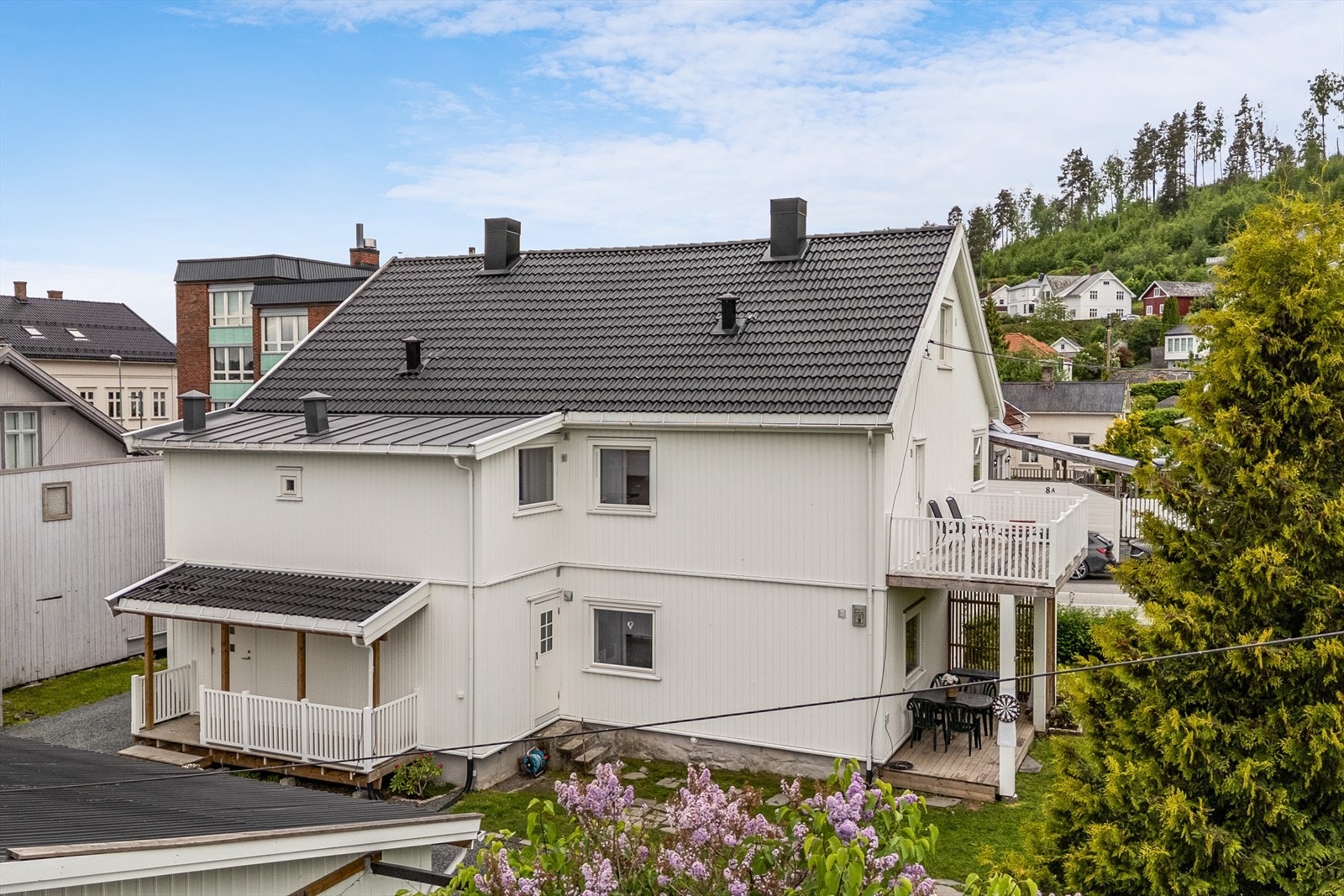 Betydelig påkostet og oppgradert i senere år med god standard på kjøkken, baderom og EL-anlegg samt utvendig modernisering. Galleribilde