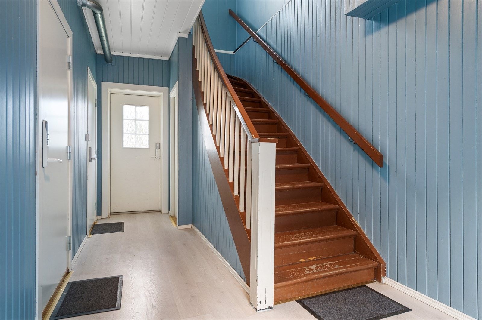 Felles gang/ trappegang i hovedetasje med to utganger - Dører til venstre, inn til leilighet 1 og 2 Galleribilde