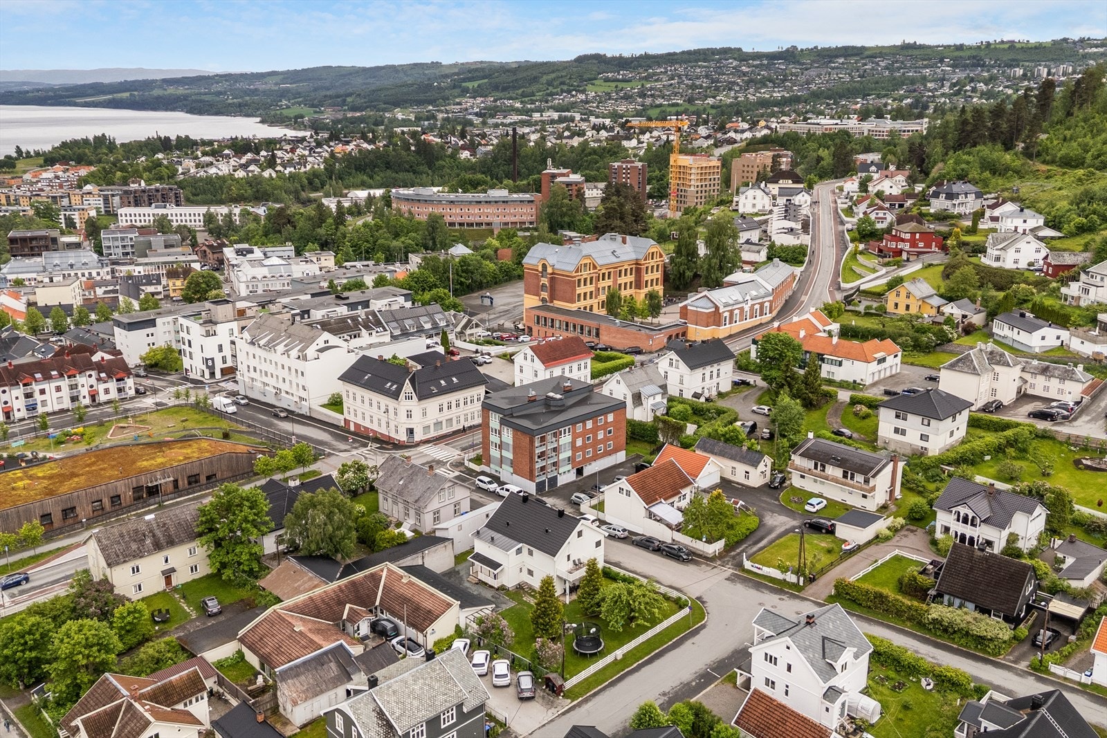 Dronefoto 5 oversikt fra området rundt eiendommen - Gjøvik skole med beliggenhet i nabogaten - NTNU, Fagskolen i bakkant til høyre Galleribilde