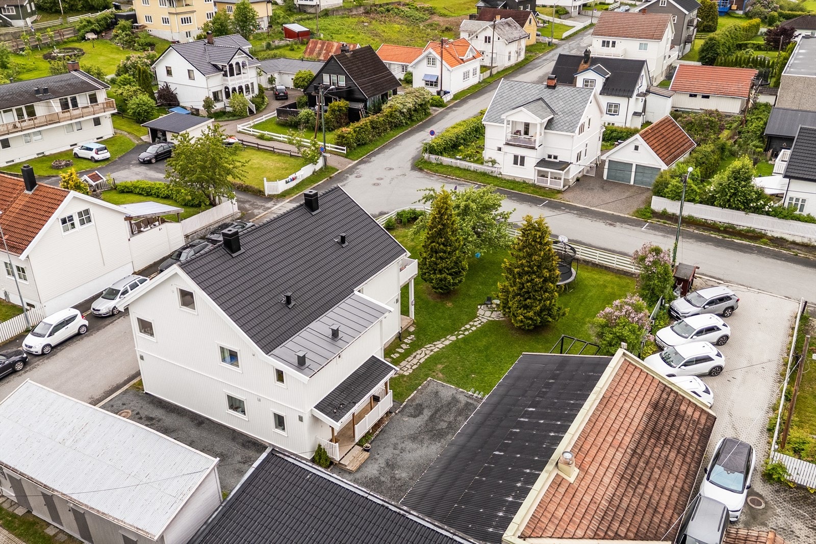 Meget innholdsrik boligeiendom med 7 soverom, 5 bad og 5 kjøkken. Uthus med boder Galleribilde