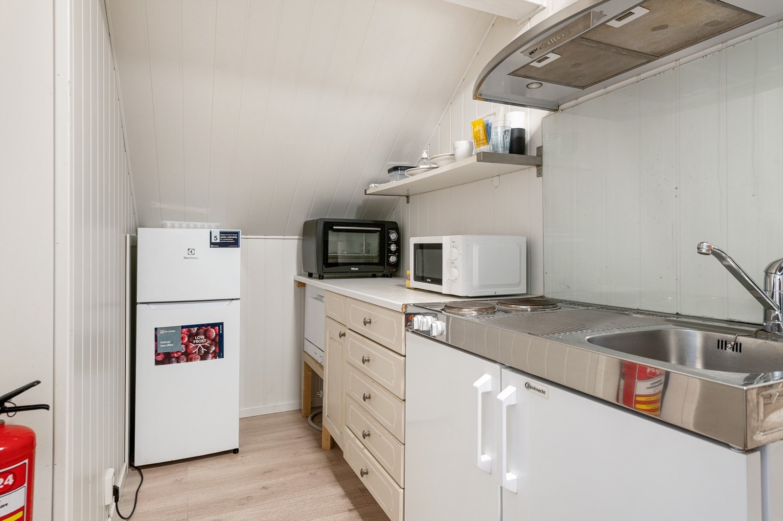 Hybelkjøkken Loftetasje - Kjøkkenventilator er montert over komfyr. Galleribilde