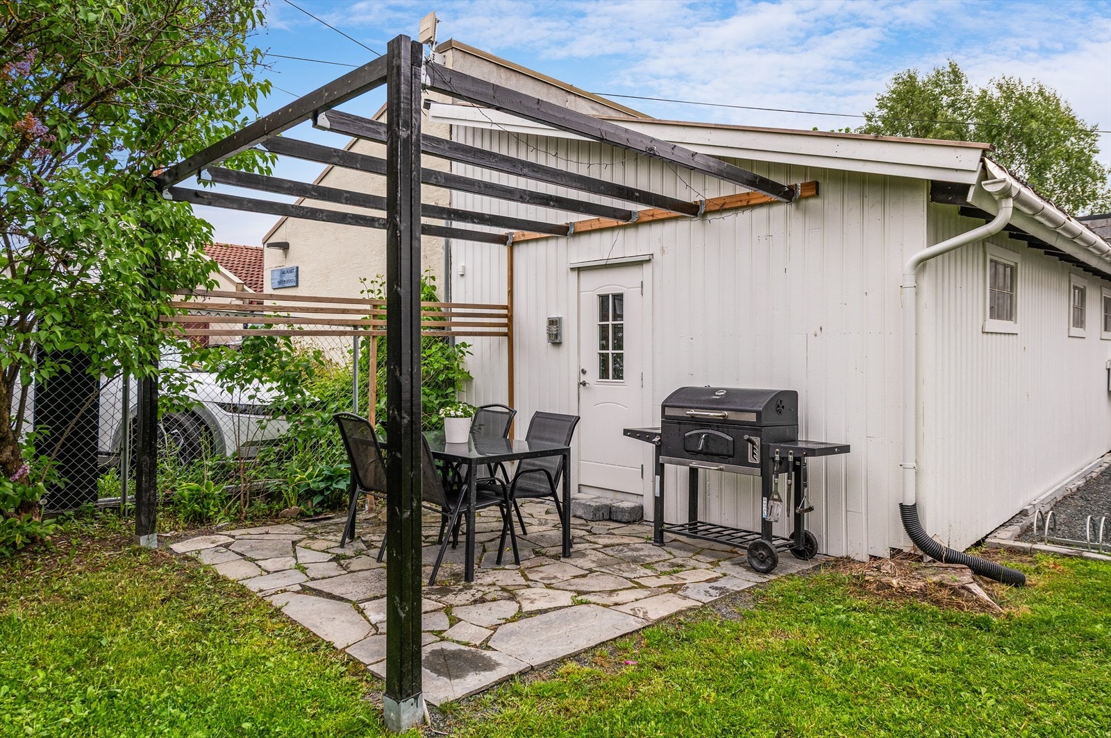 Uteplasser - Dør inn til hagebod Galleribilde