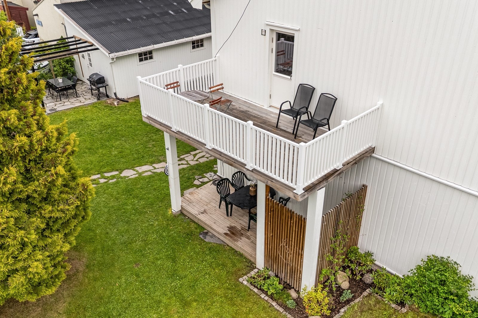 Brukervennlig og attraktiv tomt med flotte utearealer Galleribilde