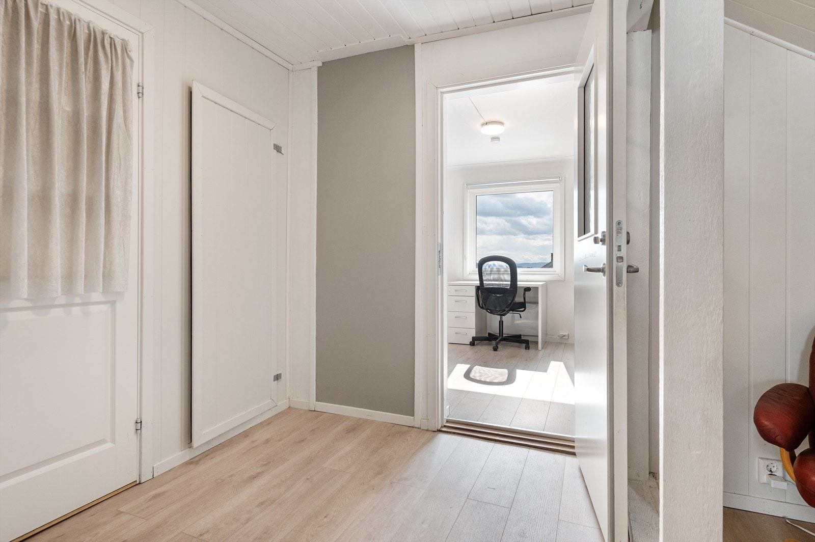 Kombinert gang/ stue i loftetasje mot Soverom 2 i loftetasje - ( Dør inn til bod under skråhimling ) Galleribilde