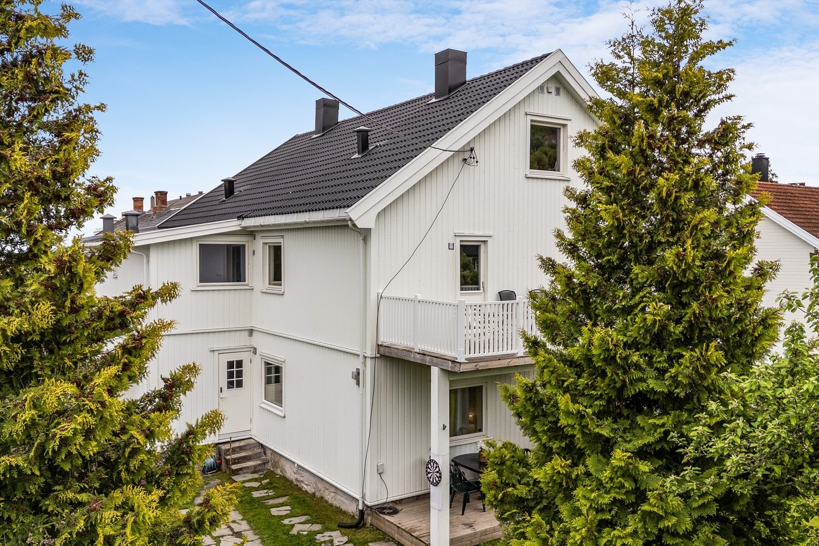 Ny taktekking i 2023 og 18 nye vinduer i 2022 samt etterisolering/ vindtett i forbindelse med ny kledning. Galleribilde