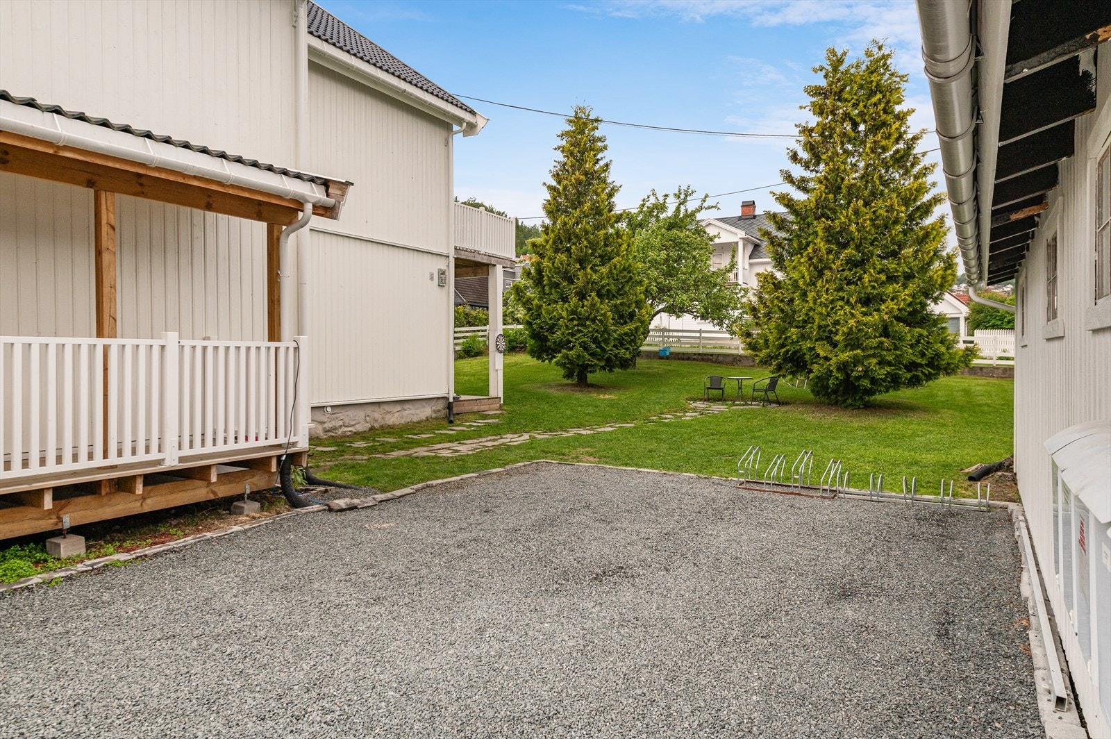 Pent opparbeidet tomt med plen og beplantning. Gruset gårdsplass. Det kan også være muligheter for etablering av en innkjøring til eiendommen i Siggeruds gate. Galleribilde
