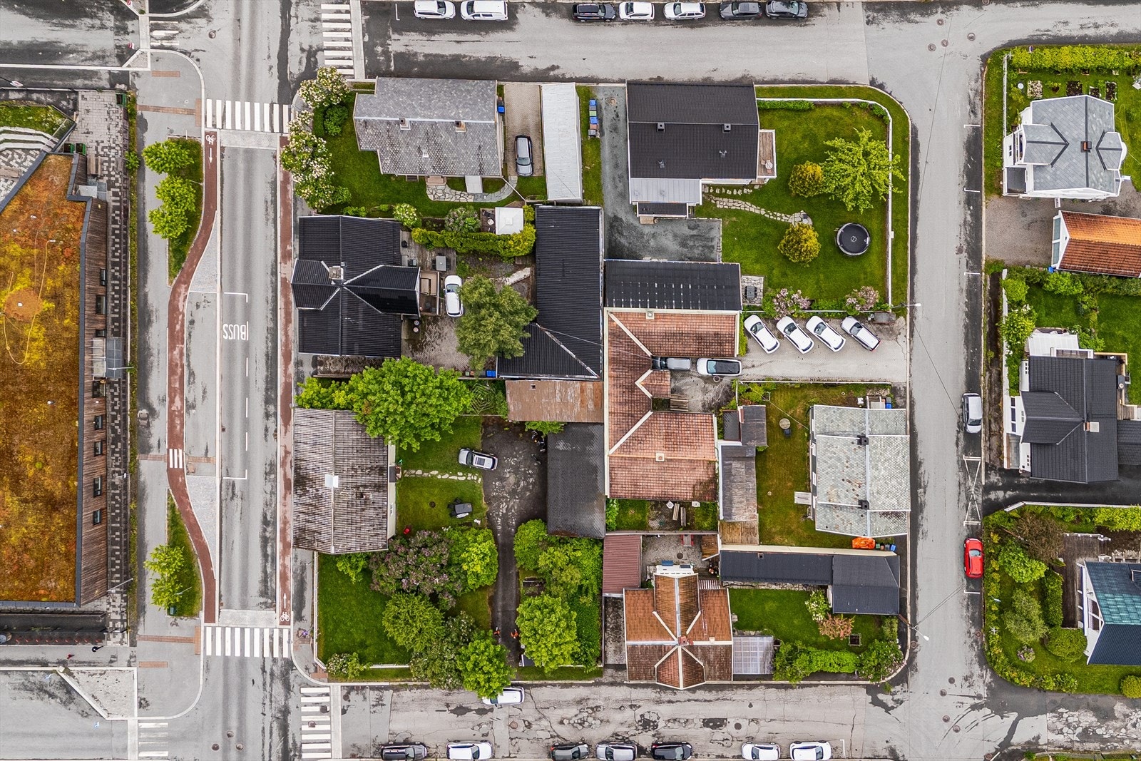 Kvartalet med de nærmeste naboer sett ovenfra- Kan være mulighet for etablering av en innkjøring til eiendommen i Siggeruds gate ( på høyre side i bildet ). Galleribilde