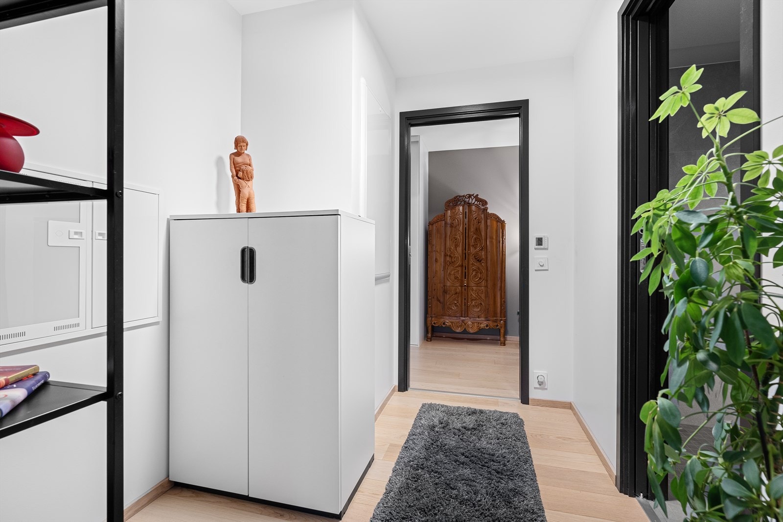 I mellomgangen inn til hovedsoverommet er det et innhukk med mulighet for noe ekstra oppbevaringsplass, samt videre inn til bad og hovedsoverom. Galleribilde