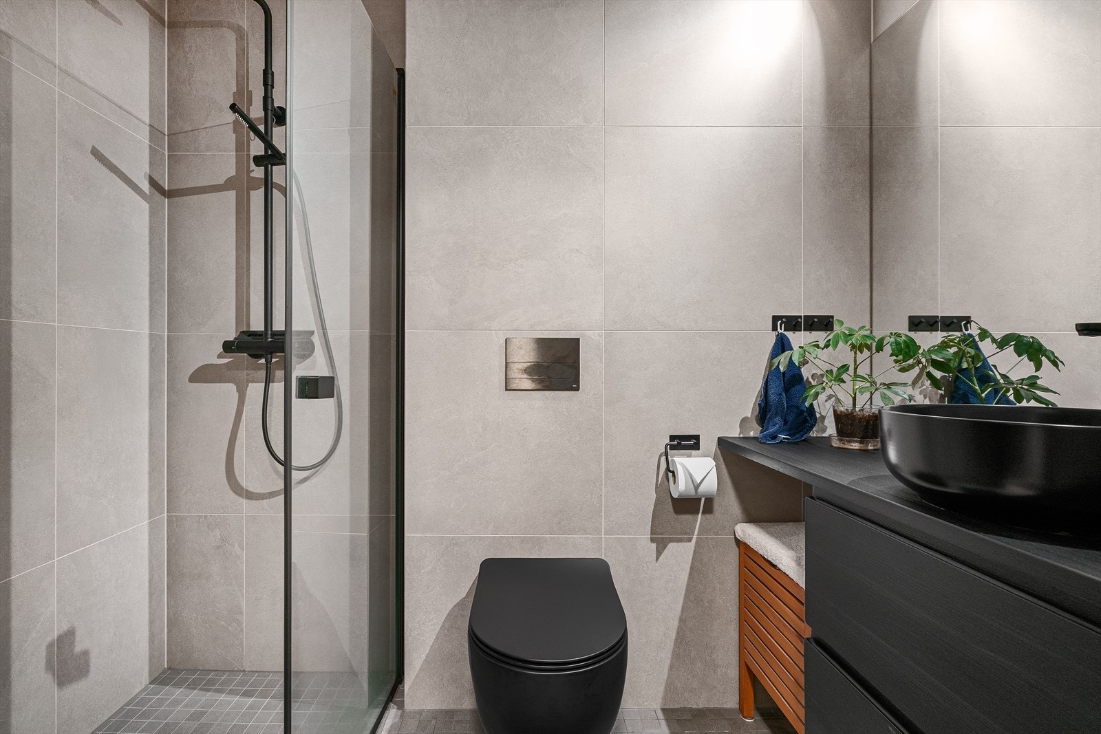 Badet tilhørende hovedsoverommet er også delikat og innbydende med vegghengt toalett, baderomsinnredning med speil over, samt dusjnisje med regndusj. Galleribilde