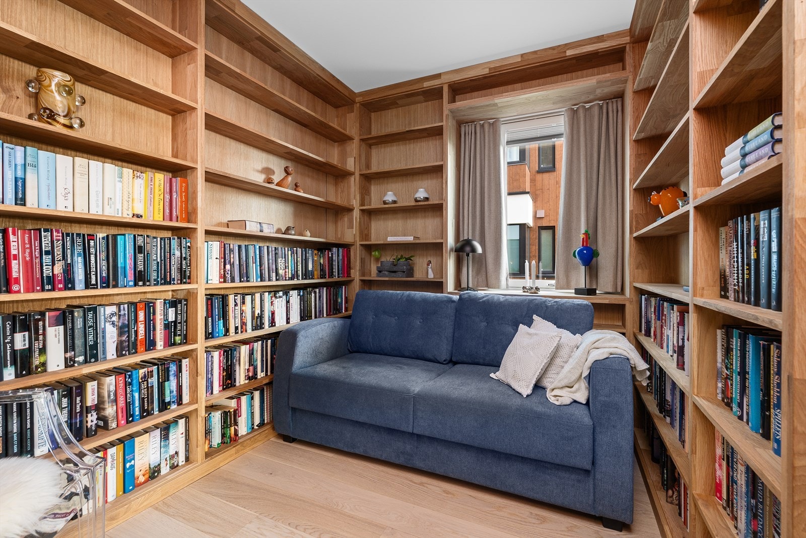Soverom nr. 2 er idag innredet til et kombinert bibliotek og gjesterom. Nåværende eier har fått spesialbestilt bokhyller i eik, som kan kjøpes etter nærmere avtale. Galleribilde