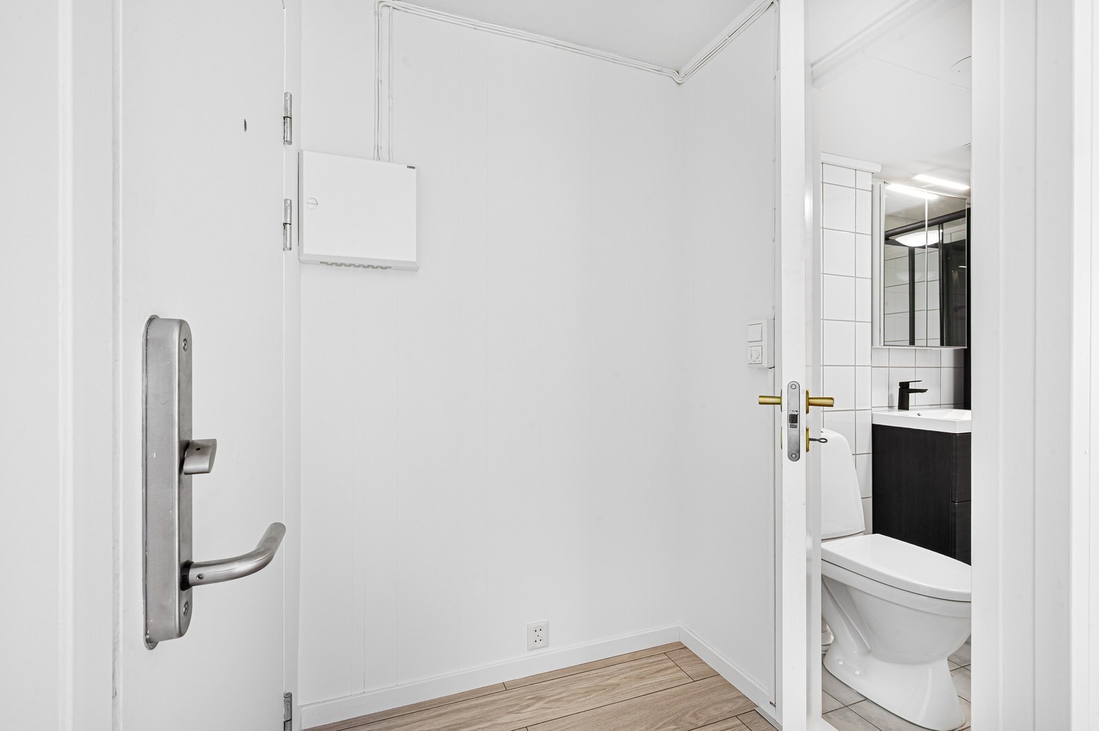 Romslig entré med plass til sko- og klesoppheng. Galleribilde