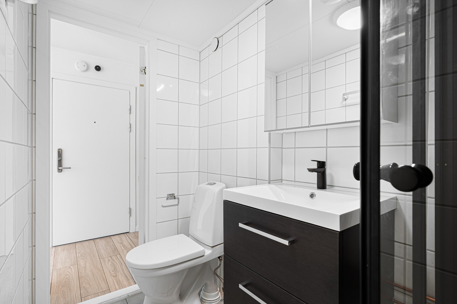 Badet ble oppgradert med ny innredning og nytt dusjkabinett i 2025. Galleribilde
