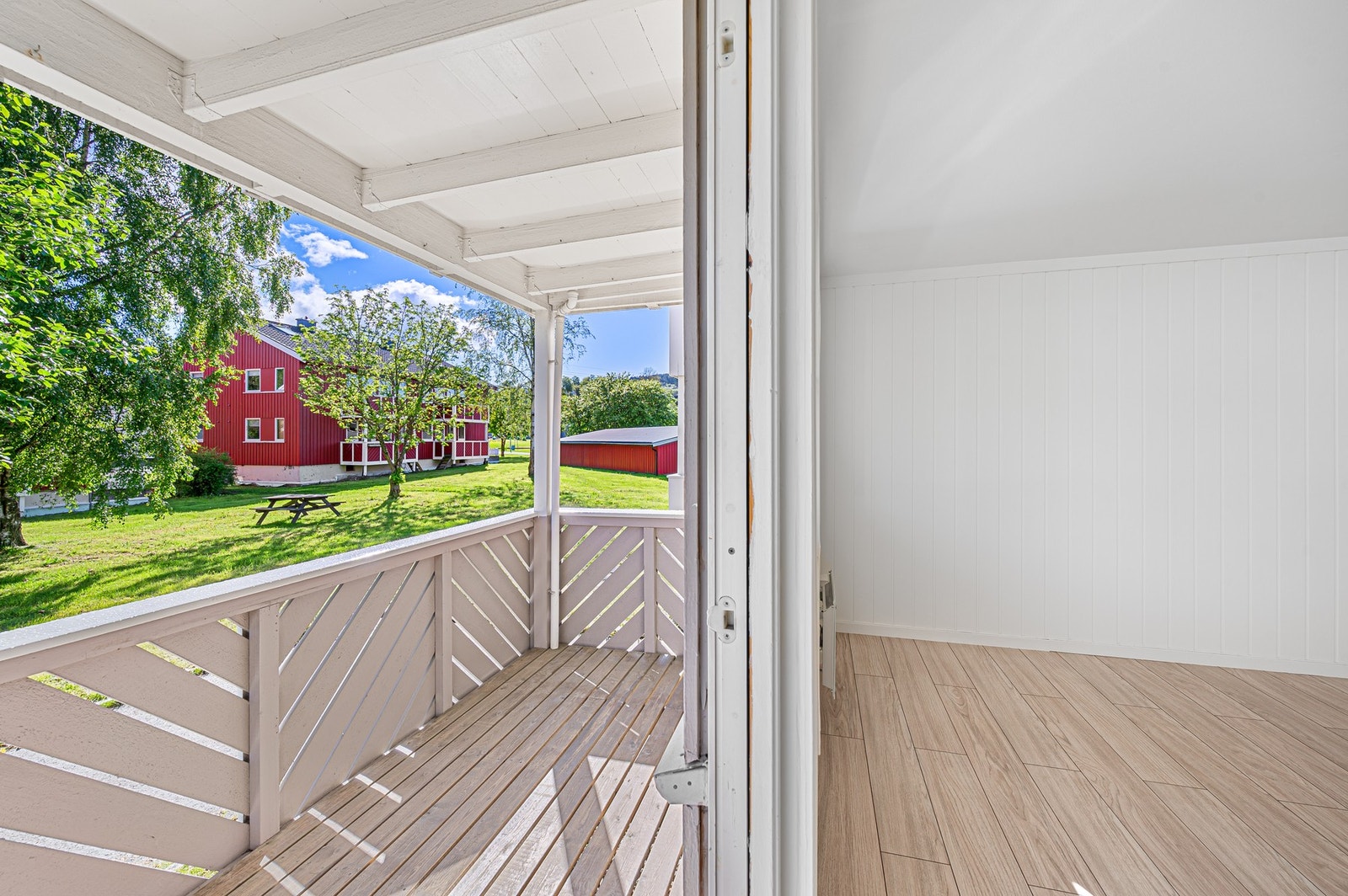 Fra stuen er det utgang til boligens Flotte balkong. Galleribilde