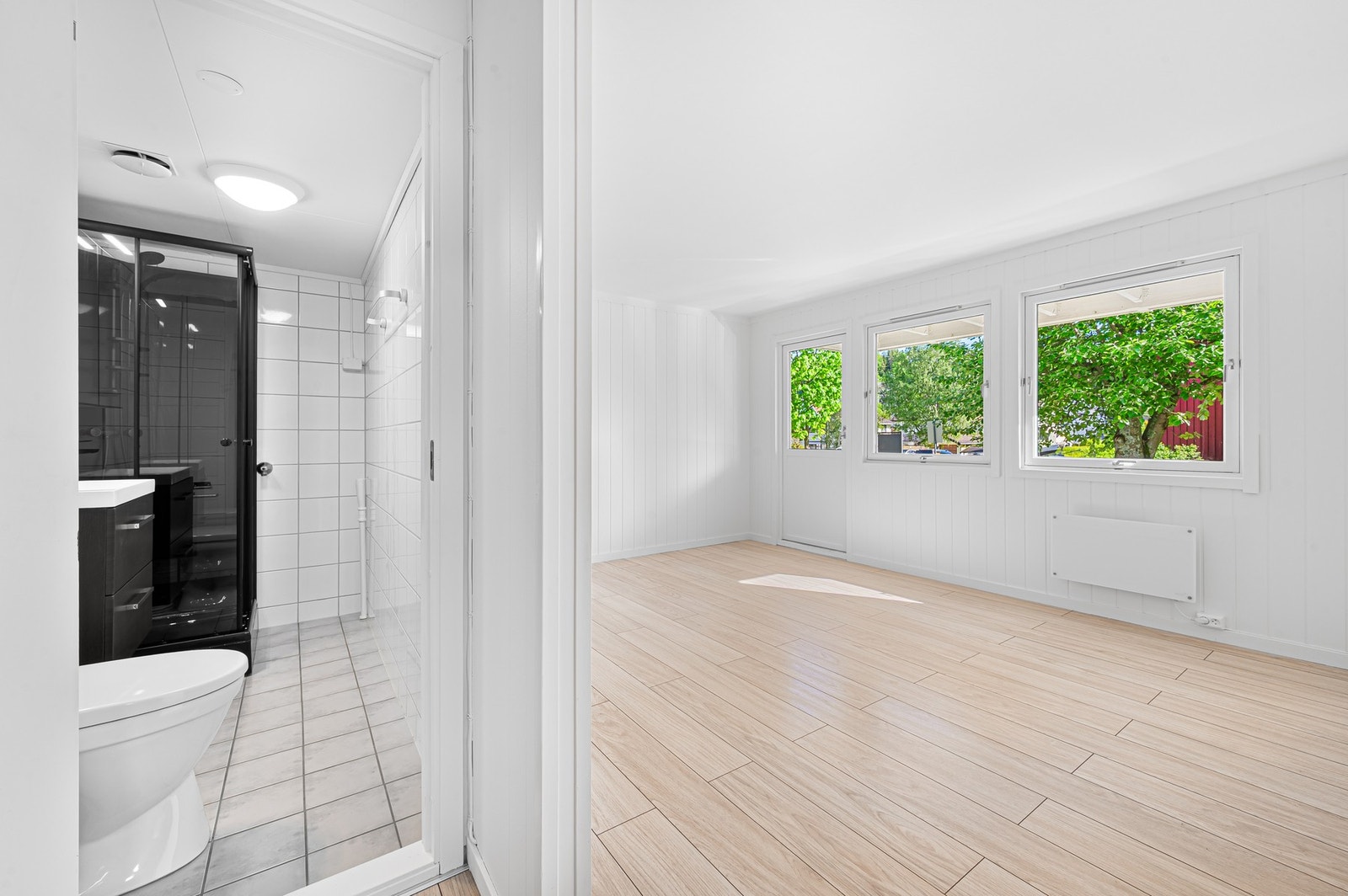 Fra entréen er det inngang til boligens baderom. Galleribilde