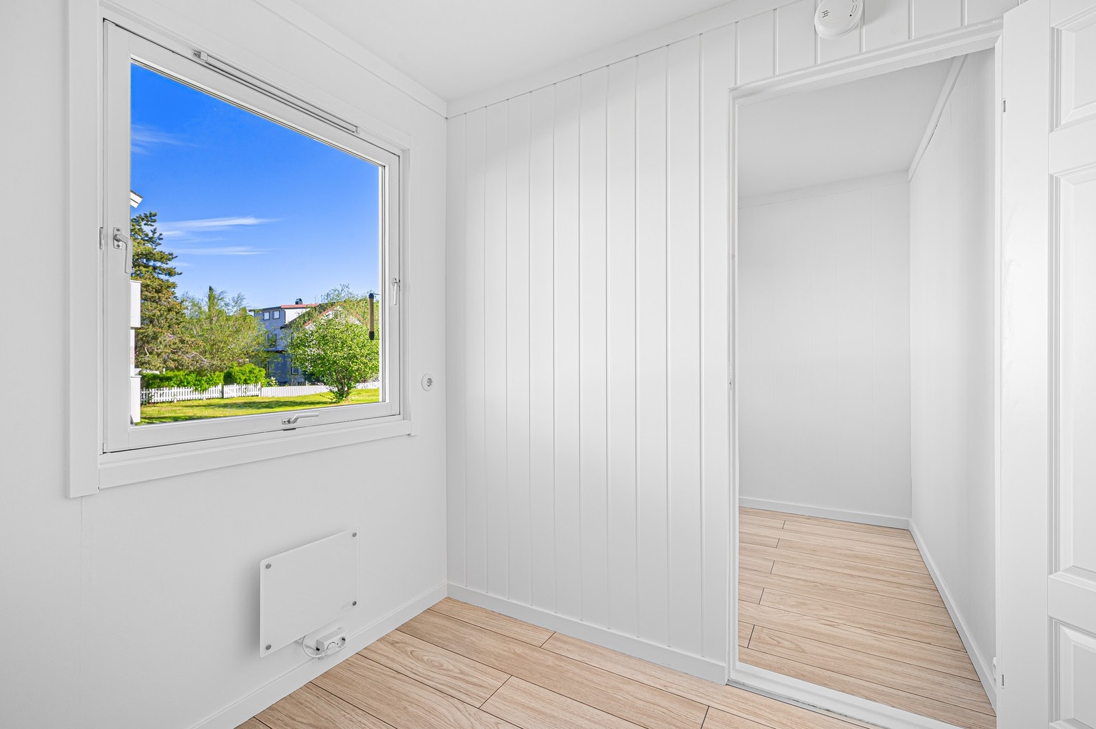 De store vindusflatene bidrar til rikelig med naturlig lysinnslipp. Galleribilde