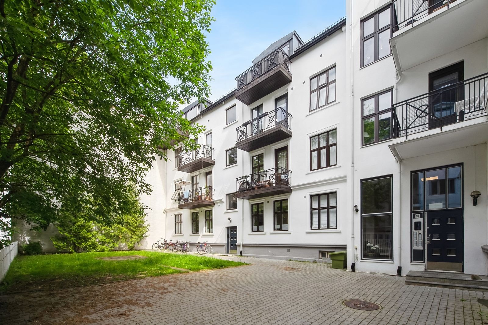 Bakgård Galleribilde