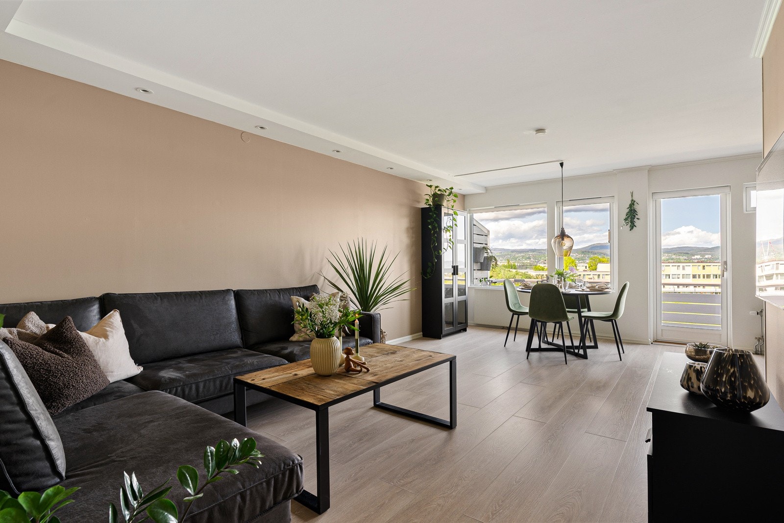 Oppholdsrommet i form av stue og kjøkken måler 29,5 kvm med god plass til spisestuemøbler og salongmøbler. Galleribilde