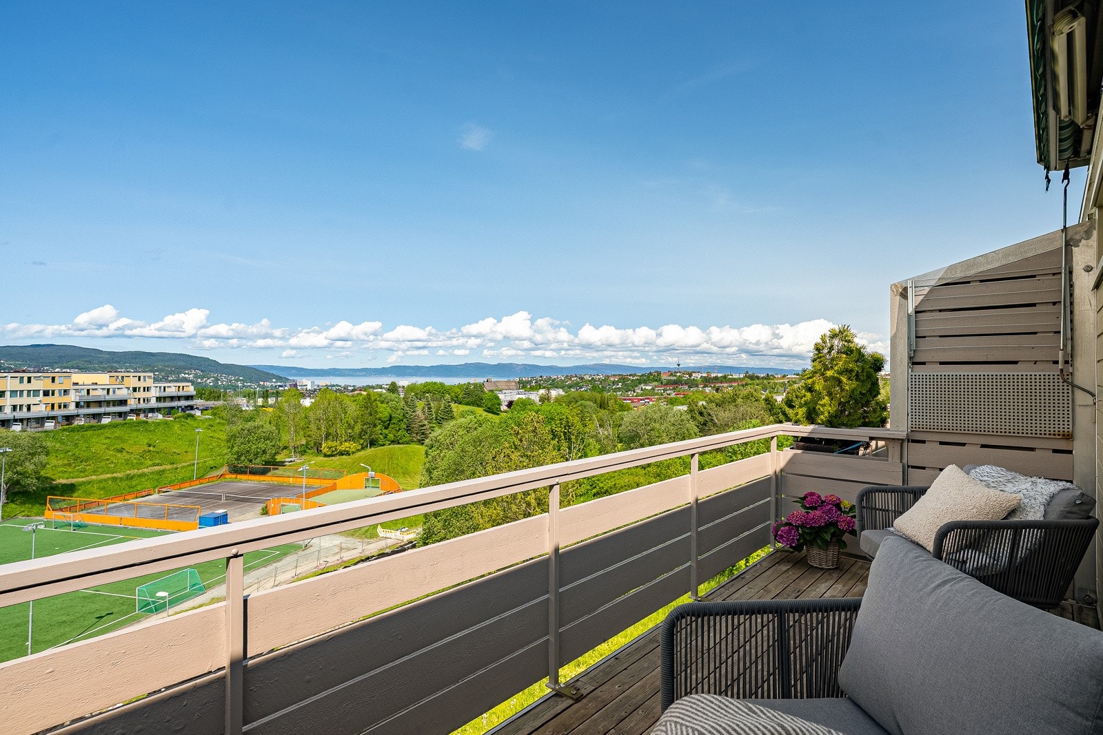 Leiligheten ligger fint til i 2. etasje med panoramautsikt og en svært god beliggenhet i feltet, grensende mot grønne, åpne fellesområder. Galleribilde