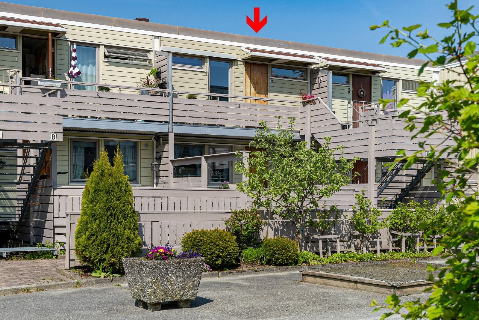 Ved inngangspartiet disponerer man en østvendt balkong med plass til et lite kafésett med bord og stoler. Galleribilde