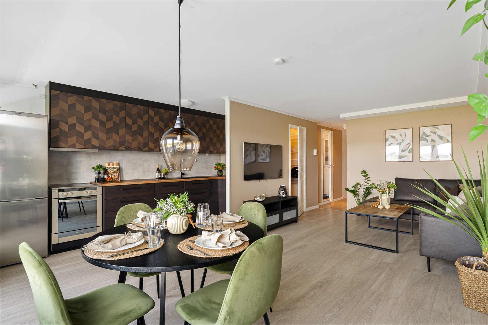 Innvendig fremstår leiligheten svært innbydende, med 1-stavs gulv og moderne fargevalg på vegger. Galleribilde