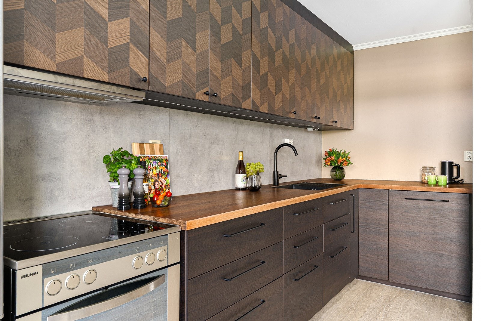 Kjøkkenet, som var nytt i 2023, fremstår moderne med stilrene fronter og benkeplate i heltre. Galleribilde