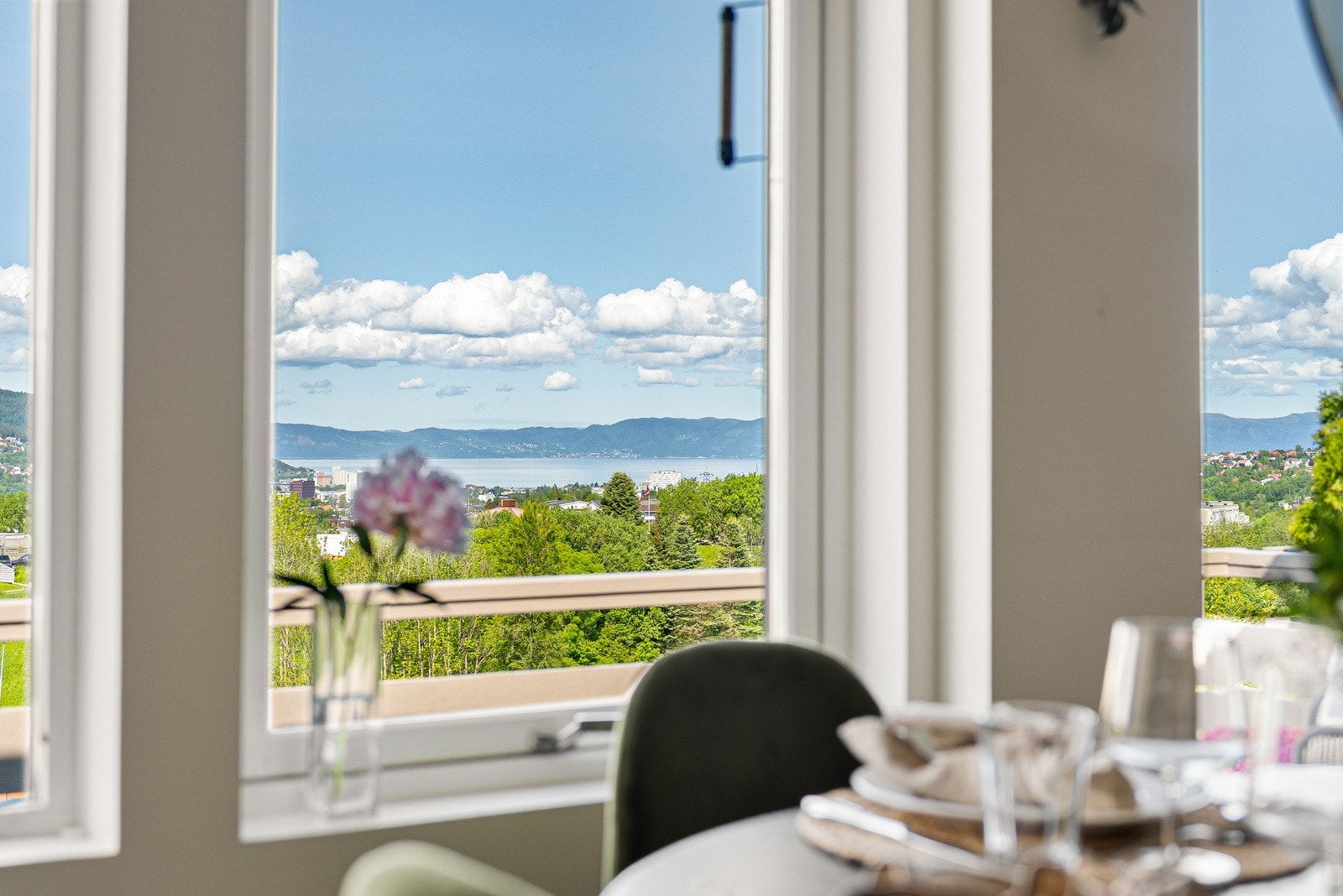 Inkludert i felleskostnadene er blant annet kabel-tv/internett, oppvarming, forbruk av varmtvann, garasjeleie m.m. Galleribilde