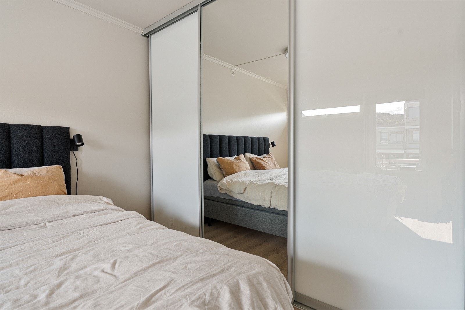 Det er gode oppbevaringsmuligheter i skyvedørsgarderobe. Galleribilde