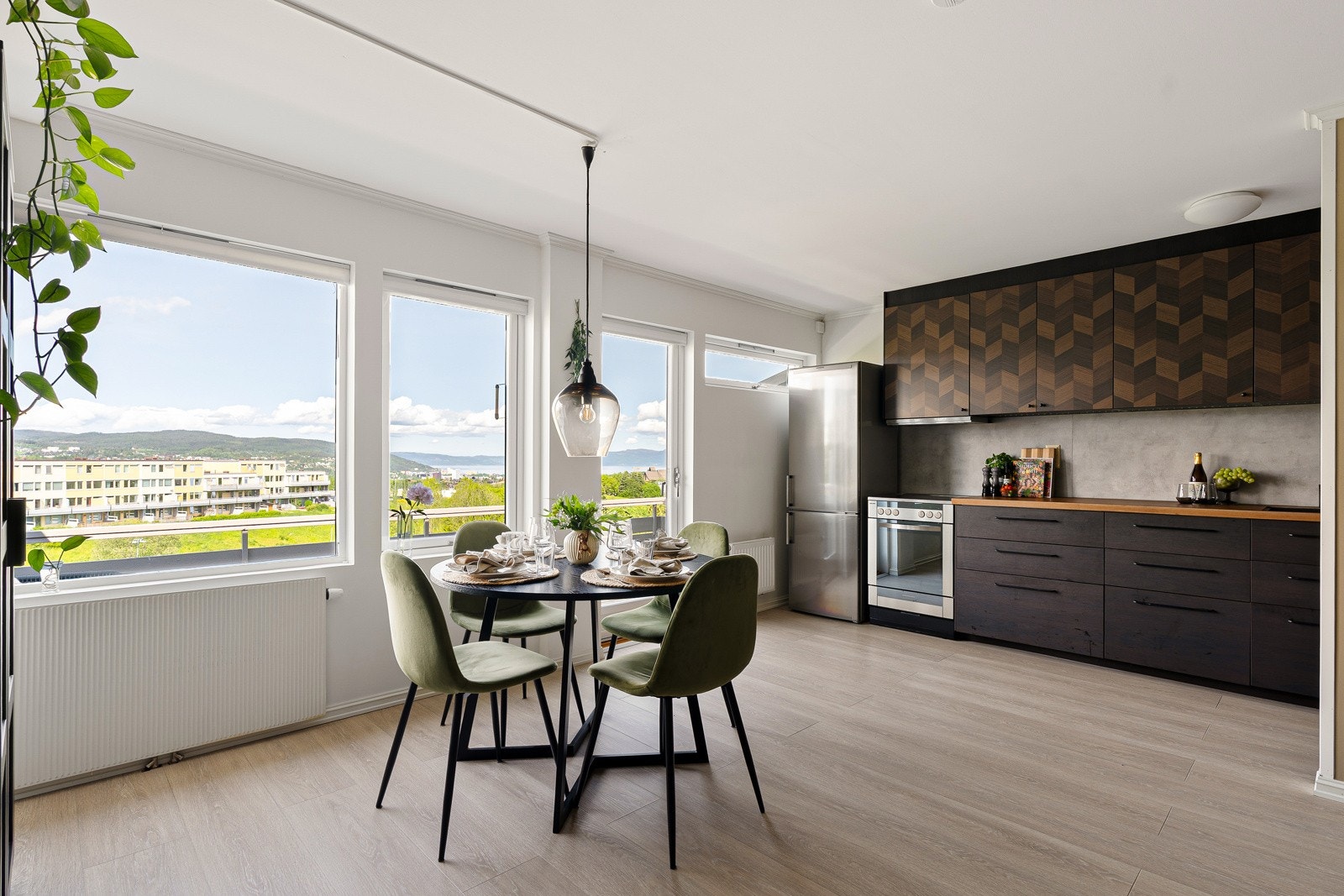 Store vindusflater mot vesthimmelen tilfører rikelig med dagslys til stuen. Galleribilde