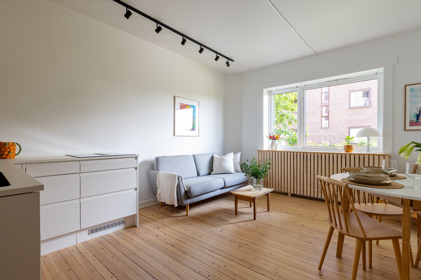 Dette er en lys & innbydende 3-roms leilighet beliggende i en høy og tilbaketrukket 1. etasje. Galleribilde