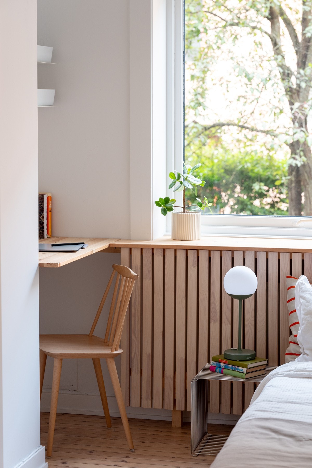 Har du skolebarn, er student eller har hjemmekontor? Her er det praktisk med plassbygget skrivebord. Galleribilde