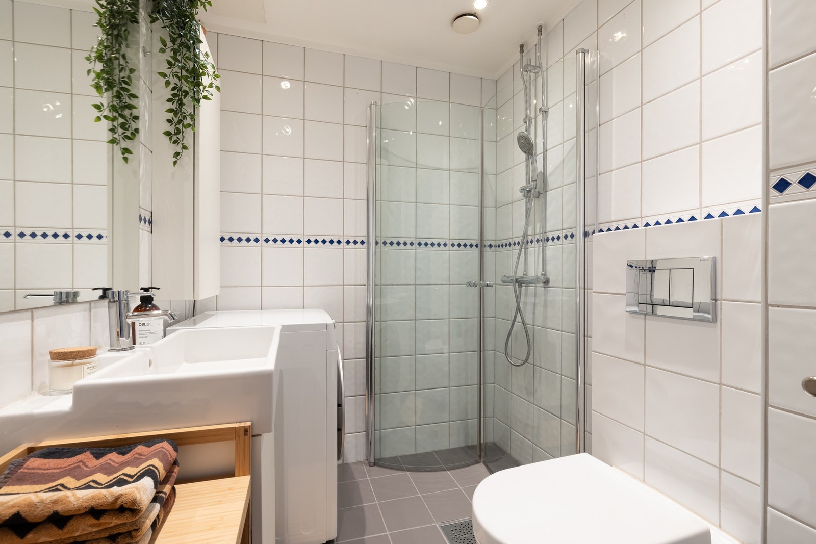 Flislagt baderom med varme i gulv og downlights i himling. Det er opplegg for vaskemaskin. Galleribilde