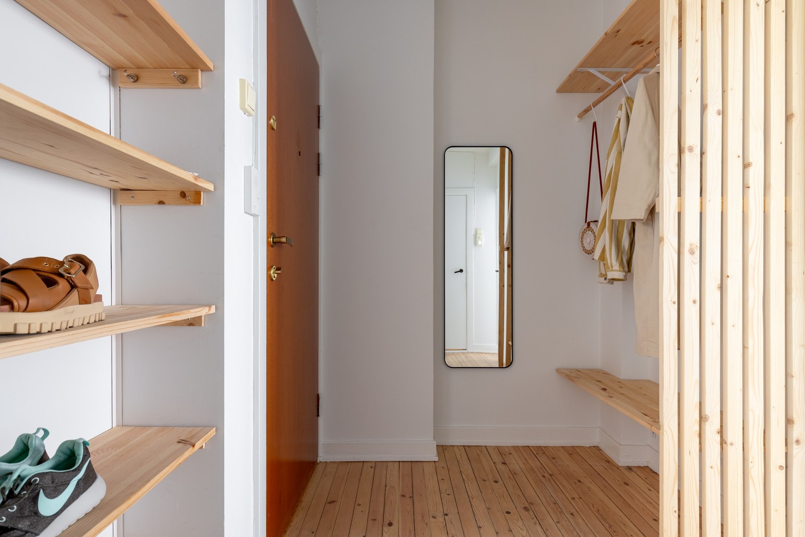 Velkommen inn - her bor du fint til i en høy og tilbaketrukket 1. etasje. Galleribilde