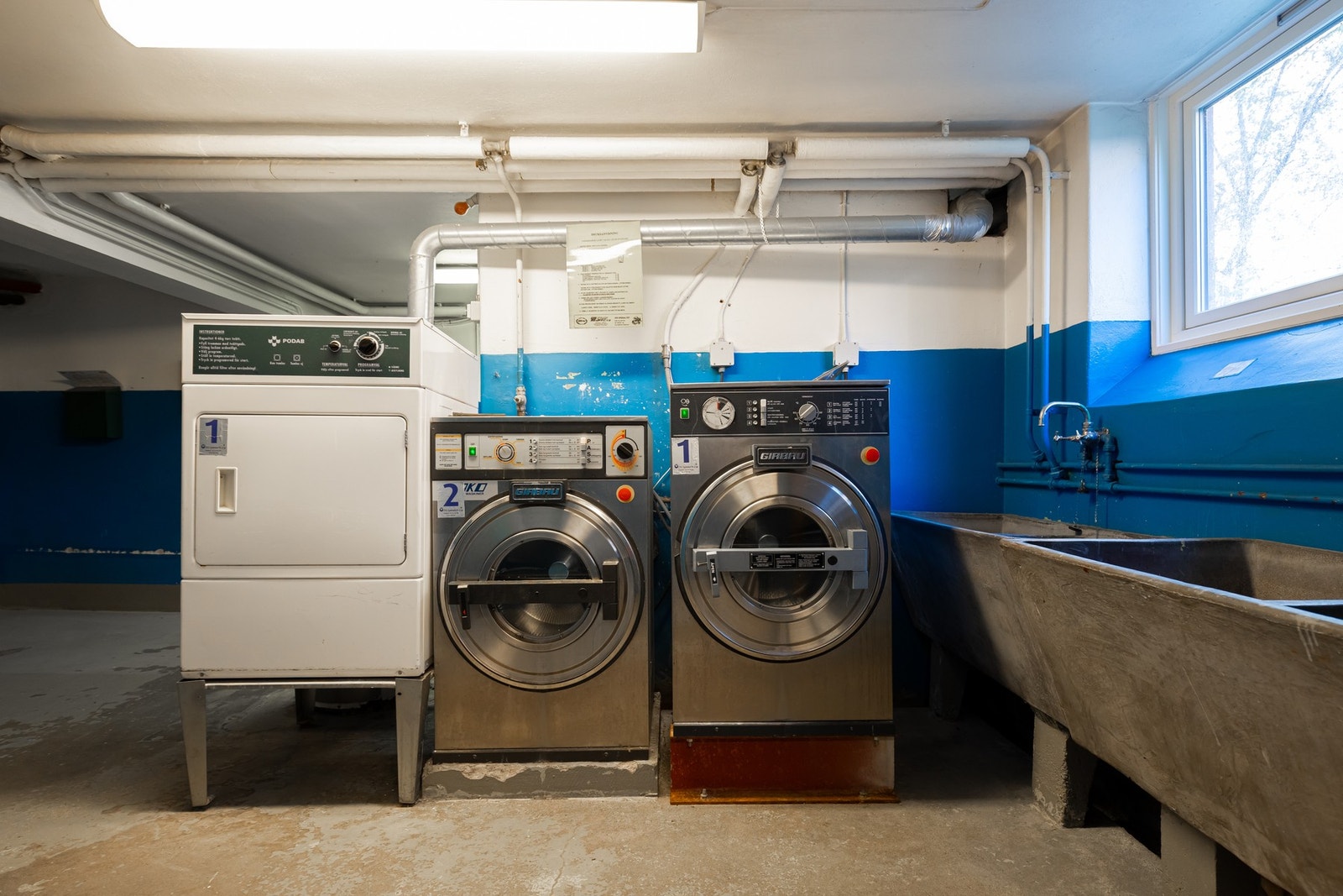 Baderommet har opplegg for vaskemaskin, men ønsker du bedre plass på badet har også borettslaget fellesvaskeri som kan benyttes. Galleribilde