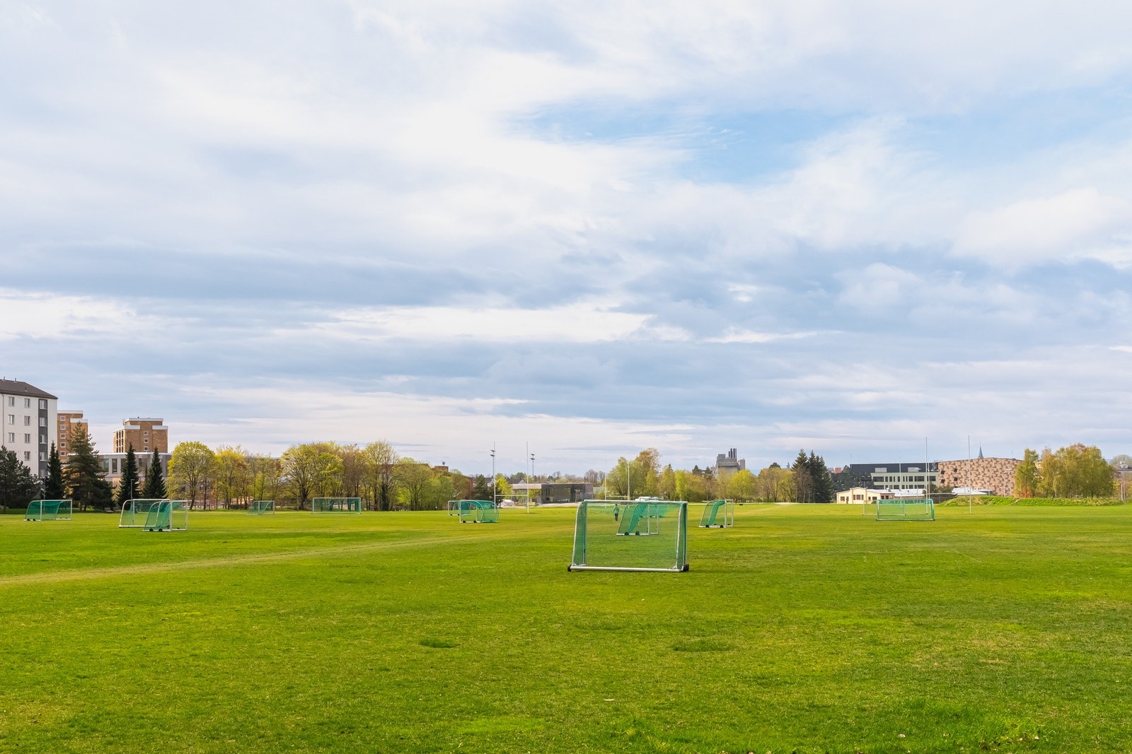 Voldsløkka Idrettsanlegg er et stort grøntområde på Bjølsen med volleyballbaner, fotballbaner og joggeløyper. Det er skøytebane og kjøres opp skispor på Voldsløkka idrettsannlegg vinterstid. Galleribilde