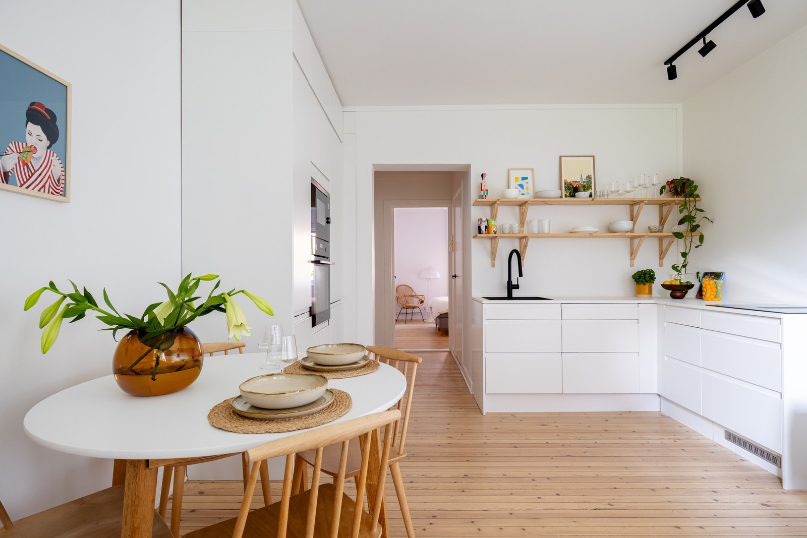 Integrerte hvitevarer som stekeovn, platetopp, mikrobølgeovn, oppvaskmaskin og kjøleskap med fryser medfølger. Galleribilde