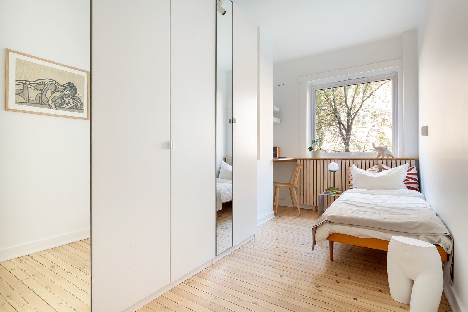 Det andre rommet har fin plass for seng og oppbevaringsmøblement. Galleribilde