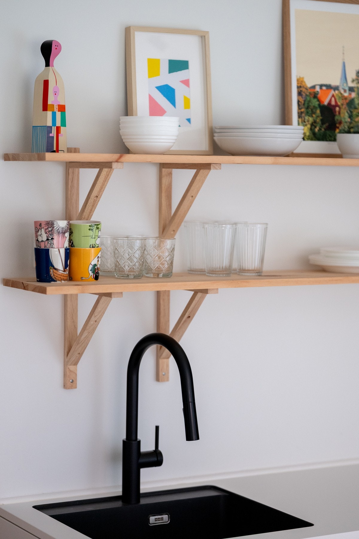 Kjøkkenet fra Norema er ny i 2023 og er godt utnyttet med mye skap, skuffer og benkeplass. Galleribilde