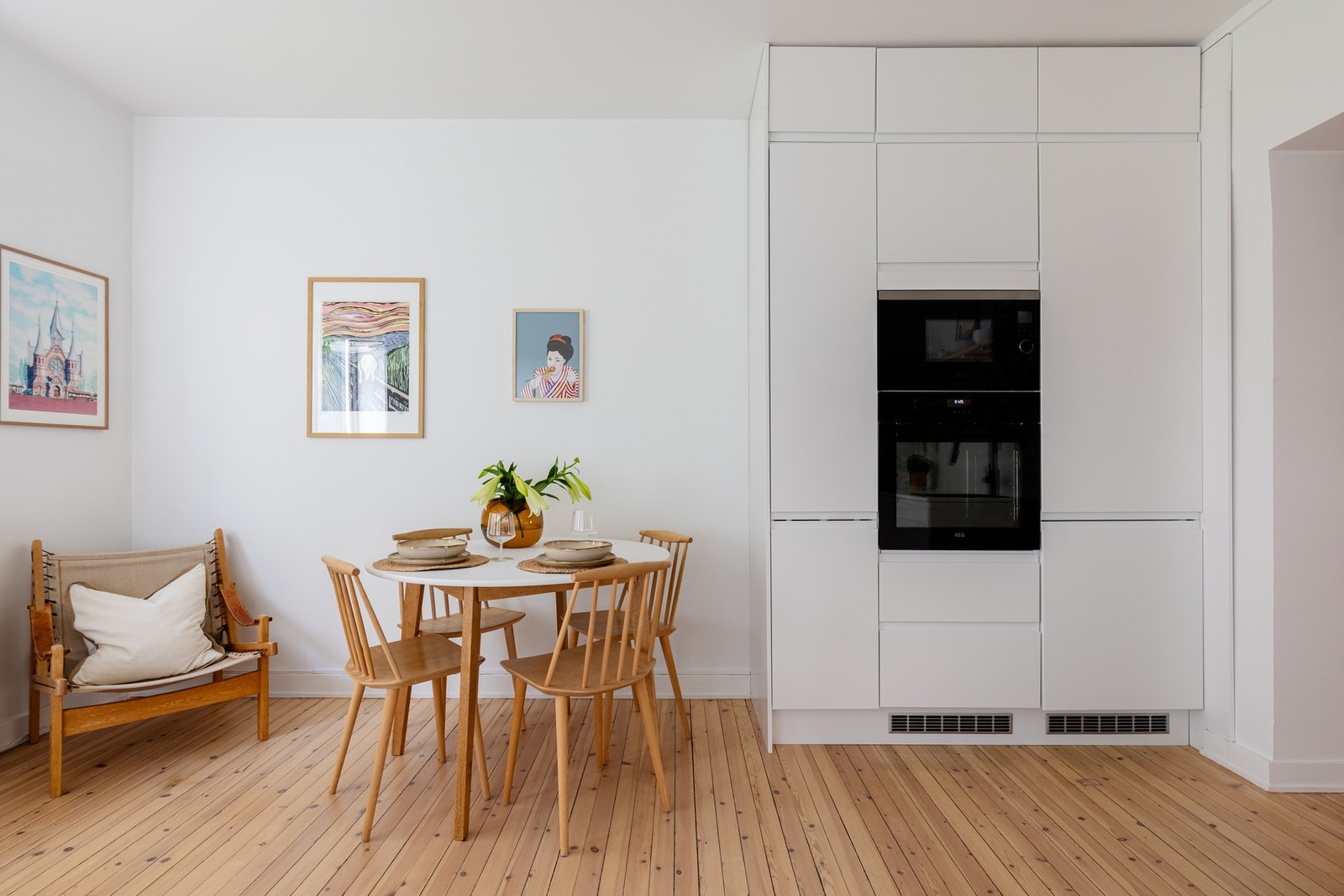 Rommet har også plass til spisebord. Galleribilde