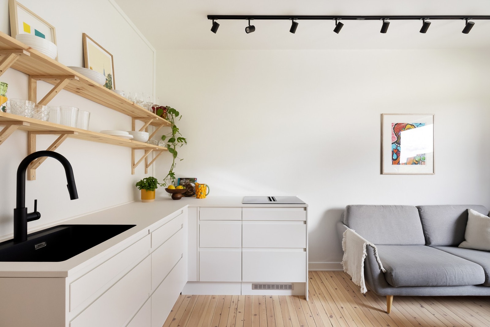 Den åpne kjøkkenløsningen gjør det enkelt å underholde gjestene samtidig som du lager middagen. Galleribilde