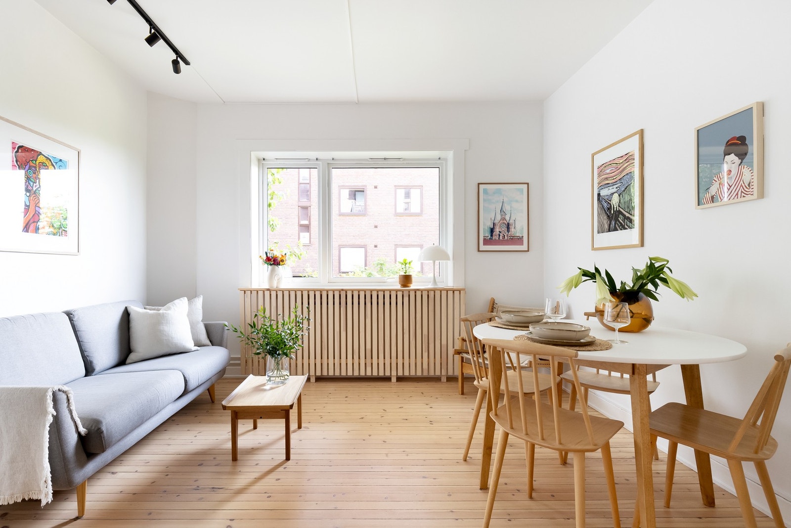 Stuen har fin plass til sofa, salongbord og mediemøblement. Galleribilde