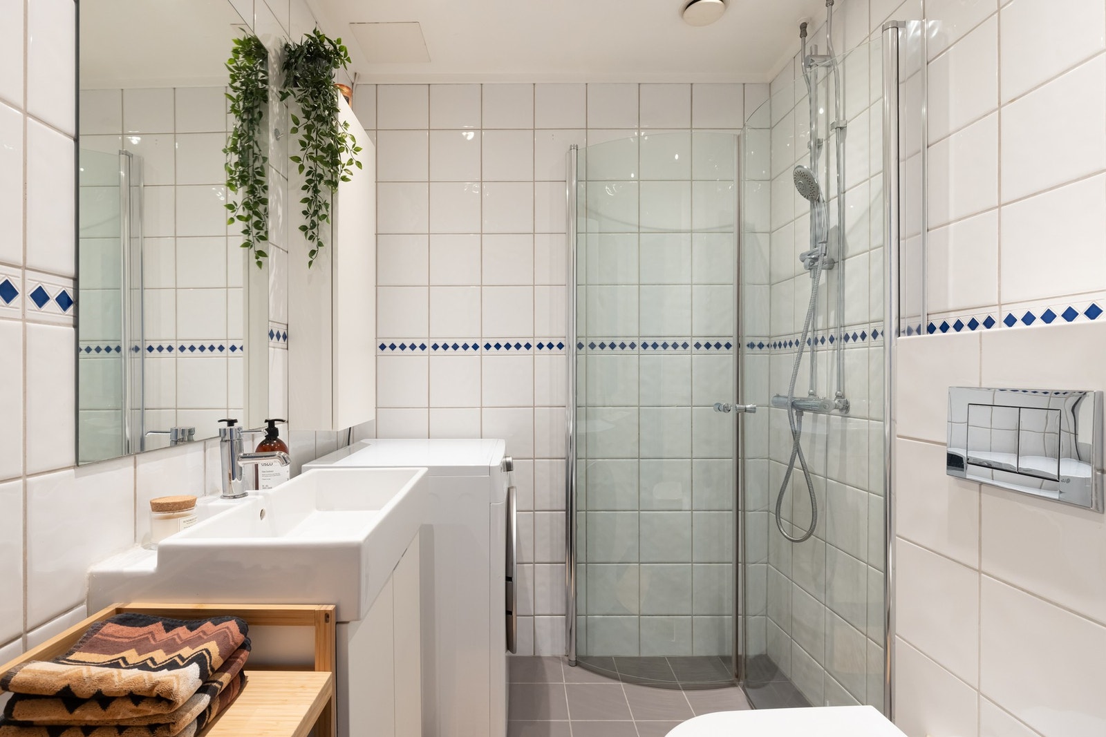 Videre er det vegghengt toalett og dusjhjørne med svingbare dører som frigjør plass på gulvet. Galleribilde